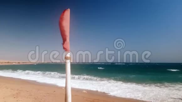 4k大风日海滩红旗飘扬特写视频的预览图