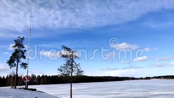 晴朗的一天在冰冻的湖面上蓝天和白云在一个多风的日子里视频的预览图