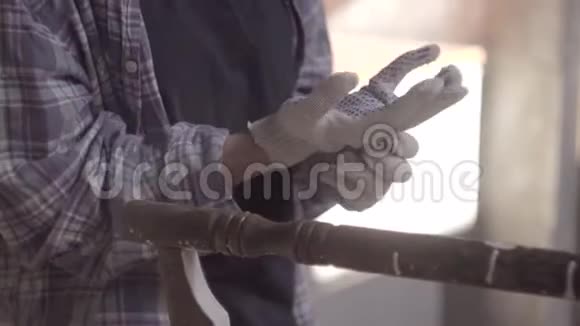 一个木匠女孩一个设计师一个装饰工戴上手套准备工作视频的预览图