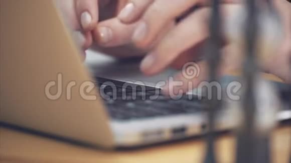 年轻的商业女性在电脑上工作穿着休闲服装手放在模糊的背景上视频的预览图