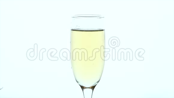 香槟杯特写镜头草莓被扔进满杯视频的预览图
