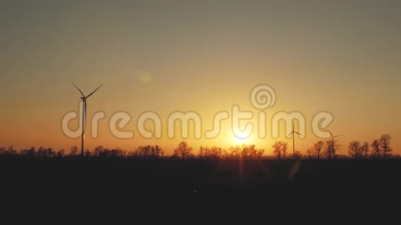 美丽的风力涡轮机在日落时使用清洁的风能绿色能源视频的预览图