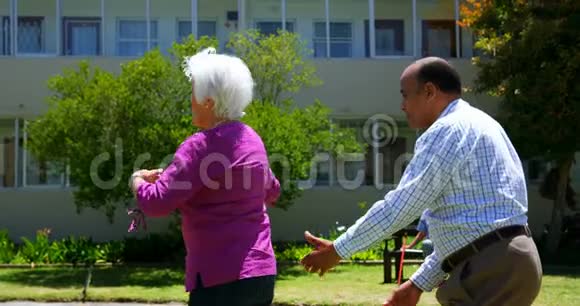 在养老院的花园里活跃的混血老夫妇一起跳舞视频的预览图