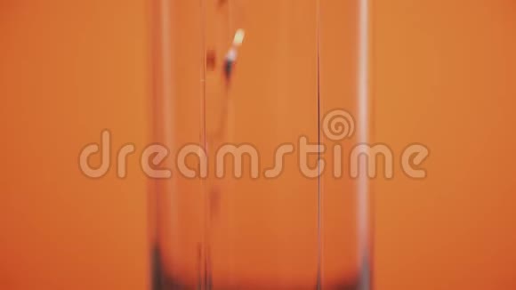 杯中的苏打水橙色背景清爽的饮料干净的起泡水视频的预览图