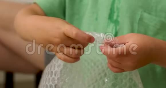 幼儿双手爆泡聚乙烯视频的预览图