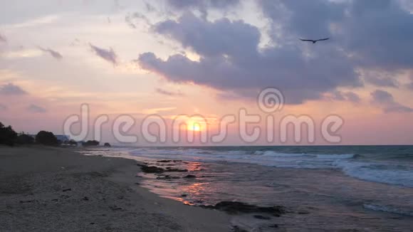 美丽的日落越过海浪视频的预览图