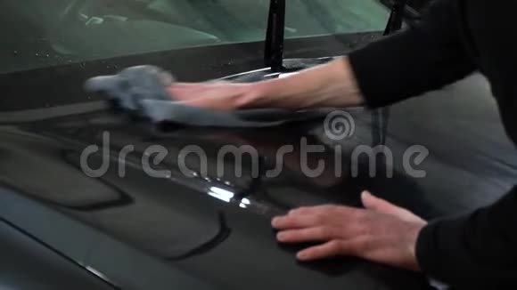 洗车洗车工洗车洗车工用干布擦车特写镜头慢动作视频的预览图