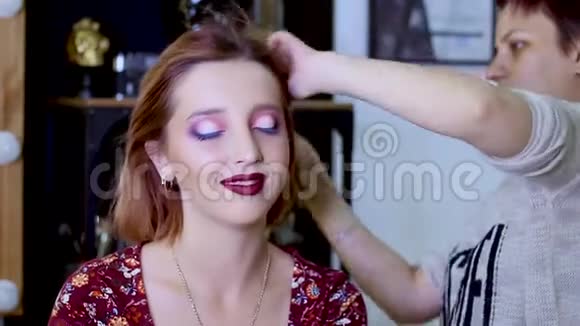 化妆师工作与头发模型视频的预览图