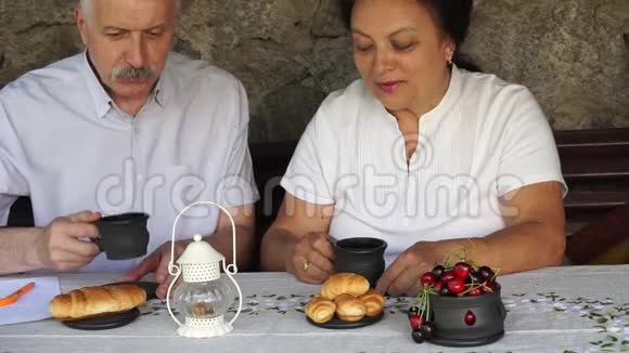 一对老夫妇正在吃早餐视频的预览图