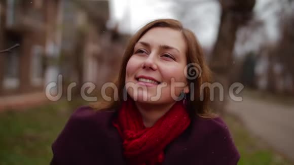 幸福的女人享受第一个雪高清视频的预览图