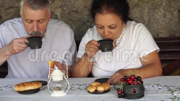 有女人的老头喝牛角面包茶视频的预览图