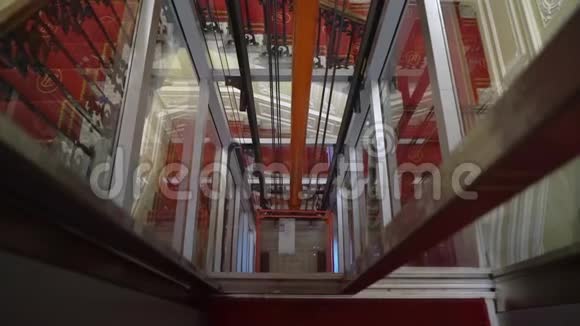 萨因特彼得斯堡俄罗斯2019年2月10日历史酒店建筑中的玻璃电梯视频的预览图