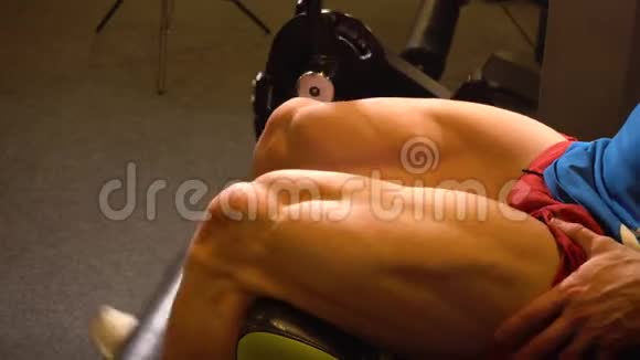 运动员在机器上做腿部运动视频的预览图