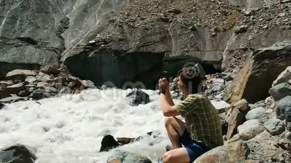 人类在智能手机景观上的照片山河冰川视频的预览图
