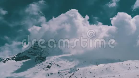 云中高山雪山景观散普龙通行证视频的预览图