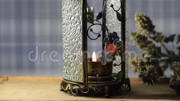 小蜡烛燃烧在香味灯美丽的背景圣诞节放松视频的预览图