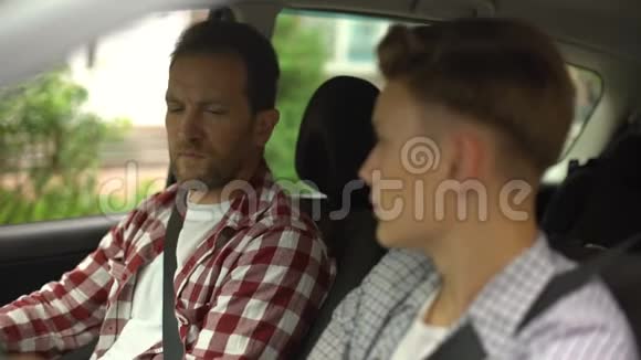 男教师教青少年驾驶汽车安全规则特写视频的预览图