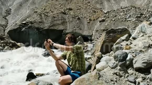 旅游照片电话全景景观山河和冰川视频的预览图