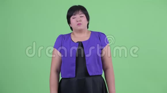 悲伤的年轻超重的亚洲女人竖起大拇指视频的预览图