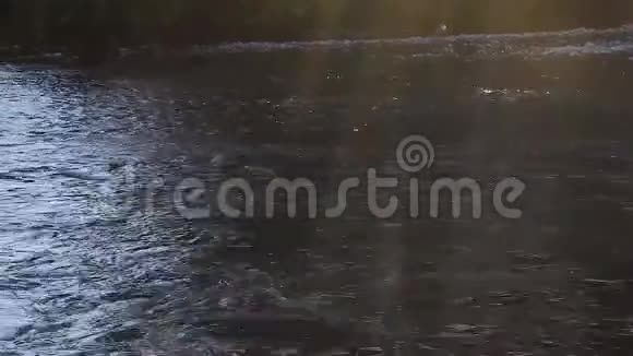 浅水河流过岩石平坦的浅滩视频的预览图