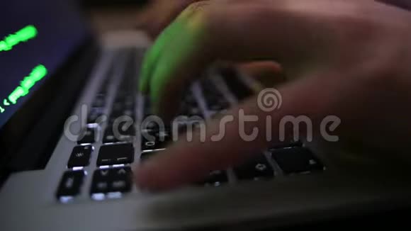 HandsProgrammerHacker的特写是用笔记本电脑编码和开发程序视频的预览图