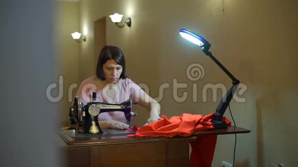 在老式缝纫机上工作的女性视频的预览图