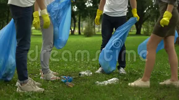 一家热心人士在公园捡垃圾星期六做义工视频的预览图