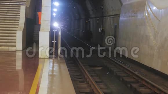 地铁列车离开隧道到车站视频的预览图