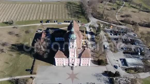 有停车场和附近交通的天主教教堂4k的空中镜头视频的预览图