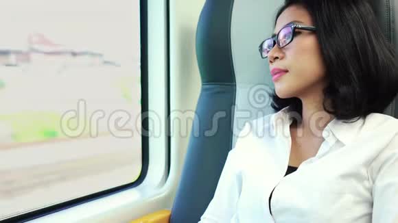 女人在机场火车上享受她的旅程视频的预览图
