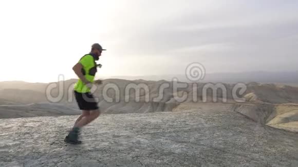 在沙漠中奔跑的小径视频的预览图