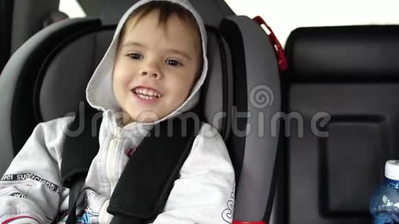 家庭旅行家人在高速公路上小孩坐在车座上安全上路视频的预览图
