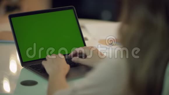 女商人在带绿色屏幕的笔记本电脑上工作视频的预览图