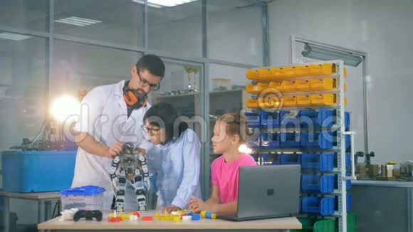 在科学俱乐部教授创新机器人技术小组的工程师视频的预览图