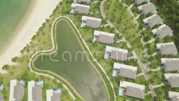 豪华别墅村有房子游泳池和湖海岸鸟瞰DranView旅游度假别墅视频的预览图