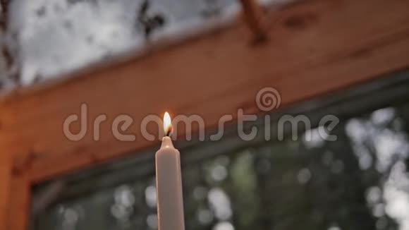 蜡烛在咖啡馆的桌子上燃烧视频的预览图