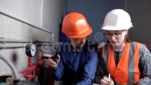 在加工厂工作的工业工程师视频的预览图