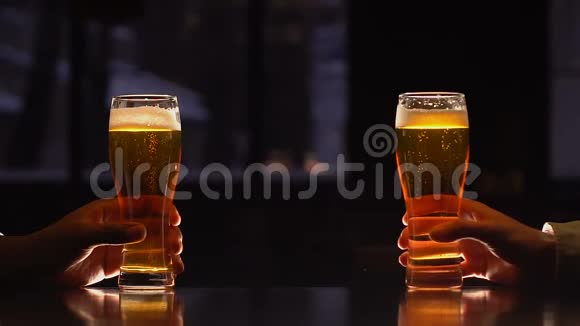 男性朋友手持啤酒杯闲暇时间在家晚上放松视频的预览图