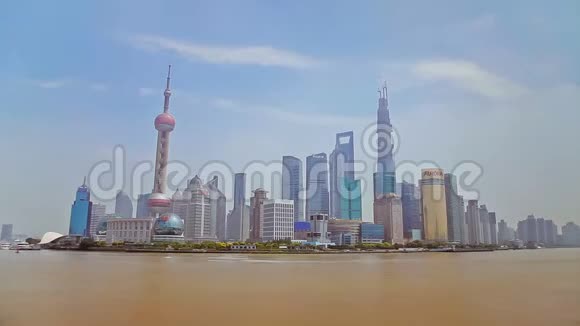 上海2013年4月10日中国上海的船只穿越黄浦江从外滩观看视频的预览图