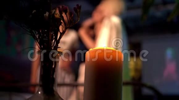 蜡烛在咖啡馆的桌子上燃烧视频的预览图