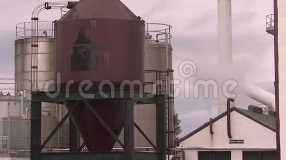 大管子和工厂烟雾视频的预览图