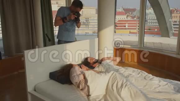摄影师在床上拍照视频的预览图