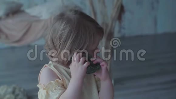 有趣的小女孩微笑着在家玩和摆姿势拍照慢动作视频的预览图