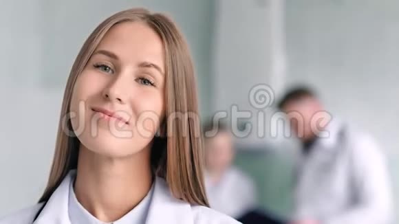特写肖像漂亮的医学女性专家微笑着在典型的工作环境中摆姿势视频的预览图