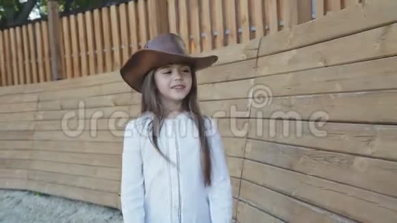 可爱的戴帽子的小女孩走着微笑着环顾四周视频的预览图