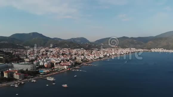 相机沿着地中海的城市海滩海岸飞行空中景观视频的预览图