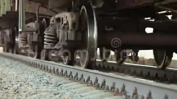 铁路轨道上的旧火车车轮经过照相机近距离射击视频的预览图