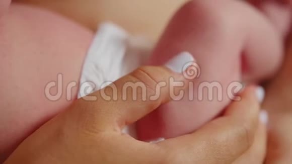 妈妈手里的小腿妈妈和她的孩子幸福的家庭观念美丽的产妇概念视频关门视频的预览图