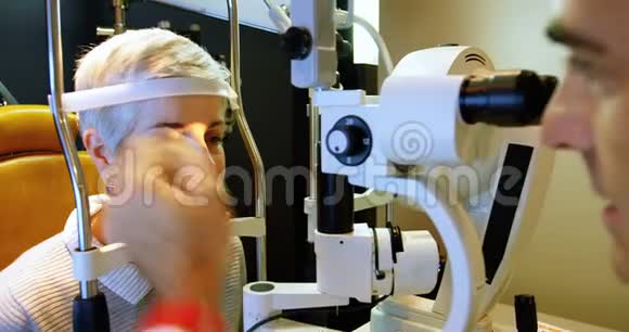 视光师用裂隙灯检查病人眼睛4k视频的预览图