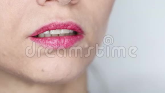红色口红丰满嘴唇上涂着鲜红口红的女人脸视频的预览图